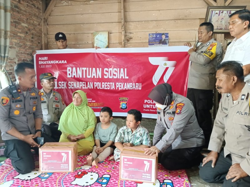 Sambut HUT Bhayangkara Ke-77, Polsek Senapelan Bagikan Ratusan Paket Sembako