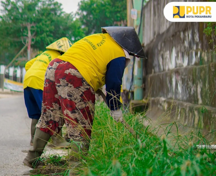 PUPR Pekanbaru Normalisasi Drainase Jalan Karya Bakti