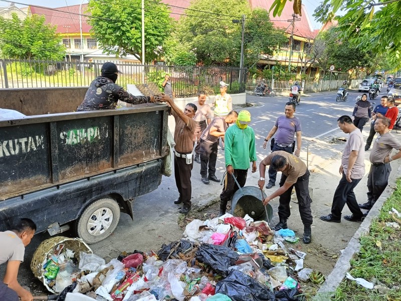 Warga Apresiasi Polsek Senapelan Bersihkan Sampah Lingkungan