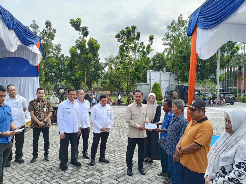 Pemko Salurkan Bantuan Untuk 424 Kelurga Miskin Ekstrem di Pekanbaru
