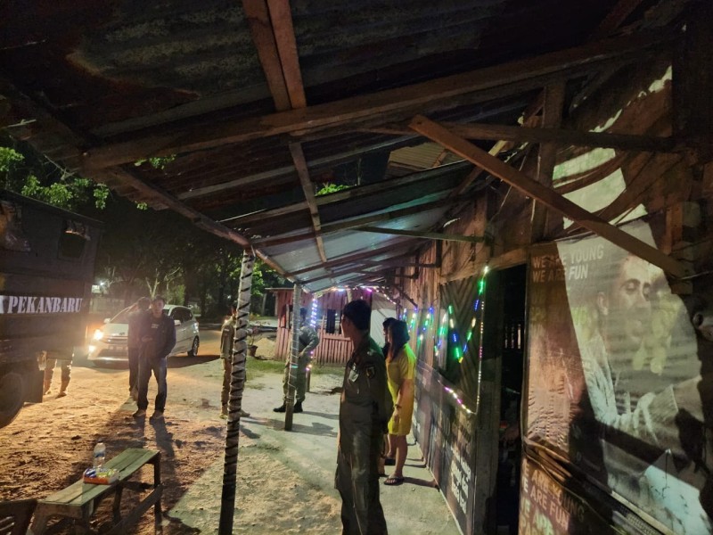Razia Warung Remang-remang, Miras dan Pemandu Lagu Diangkut Satpol PP