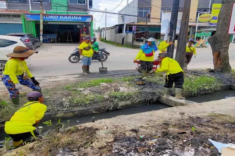 PUPR Pekanbaru Bersihkan Drainase Jalan Tuanku Tambusai
