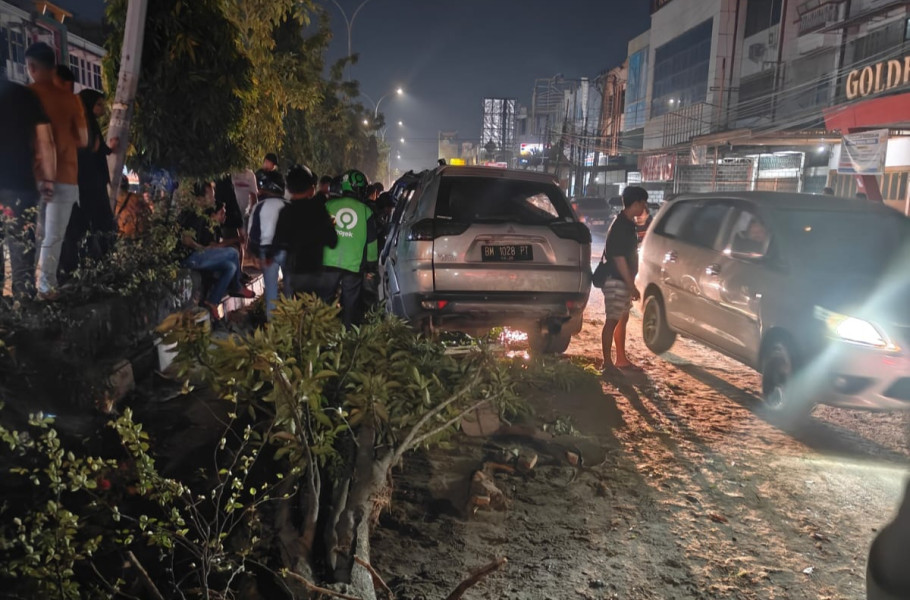 Gagal Nyalip, Pajero Sport Hantam Trotoar Jalan Tuanku Tambusai