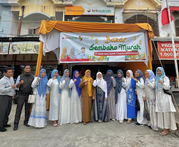 BRK Syariah Gandeng Dharma Wanita Gelar Bazar Sembako Murah untuk Warga Mentangor