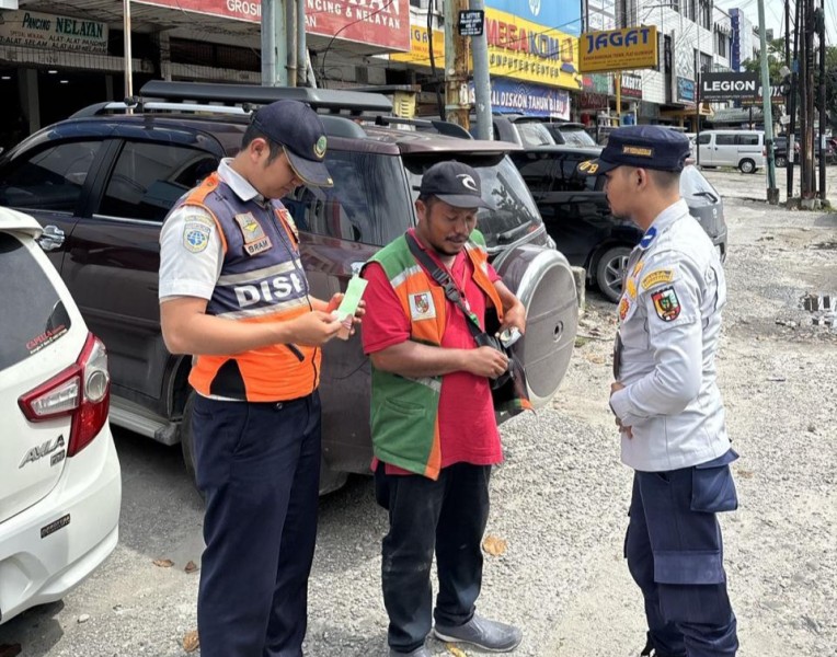 Tim UPT Perparkiran Dishub Sosialisasi Tarif Baru Parkir ke Jukir Jalan Tuanku Tambusai