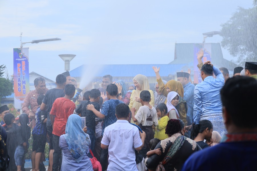 Wako Agung Ikuti Petang Belimau Bersama Ribuan Warga Pekanbaru Di Tepian Sungai Siak