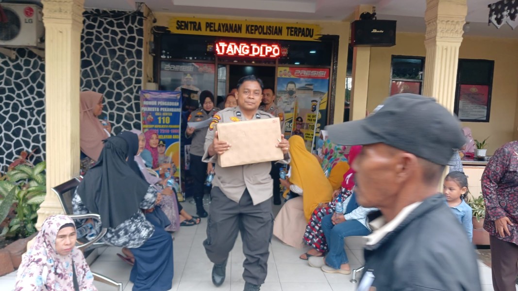 Polsek Senapelan Bantu Ratusan Warga Ikuti Baksos Bersama Wakapolri