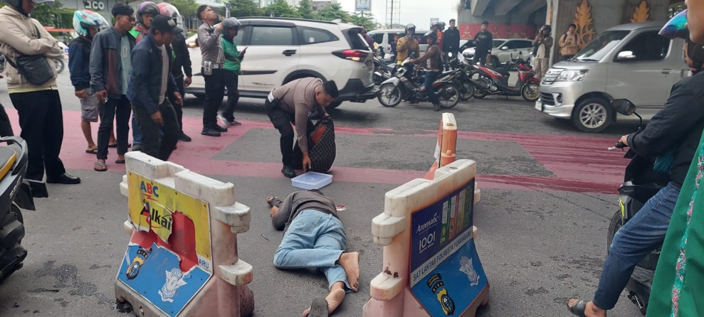 Pemotor Terkapar Bersimbah Darah Terpental dari Flyover SKA