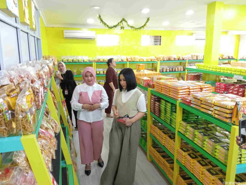 Kepincut Talam Durian, Astrid Berburu Oleh-oleh Khas Pekanbaru