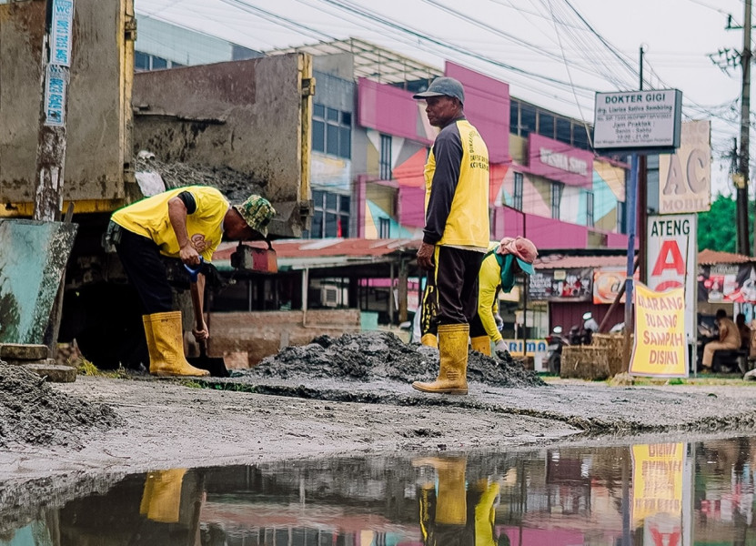 Tim OP SDA Lakukan Normalisasi Drainase Jalan HR Soebrantas