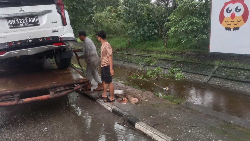 Salah Injak Pedal, Pajero Sport Terjun ke Parit di Pekanbaru