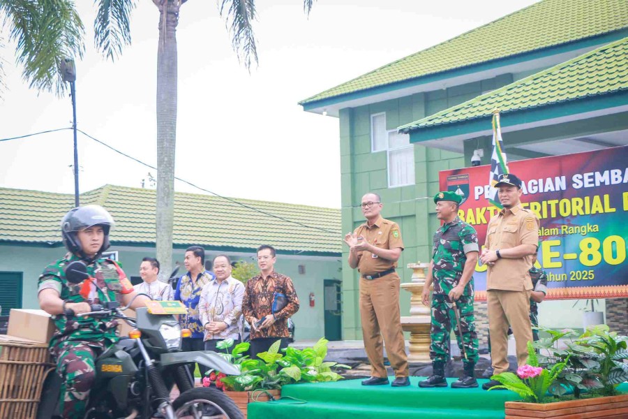 Wako Pekanbaru Ikuti Pembagian Sembako Bersama Korem 031/Wira Bima