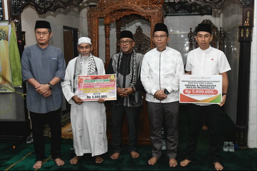 Safari Ramadan di Tanjungpinang, Wali Kota dan BRK Syariah Serahkan Bantuan di Masjid Al Hidayah