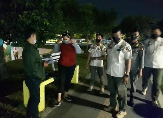 Asik Pacaran, Pasangan Muda-mudi Dibubarkan Satpol PP