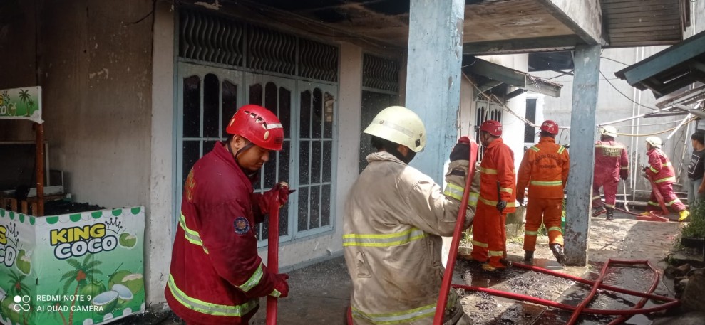 Api Muncul dari Plafon, Rumah Kos Mahasiswi Poltekkes Riau Terbakar