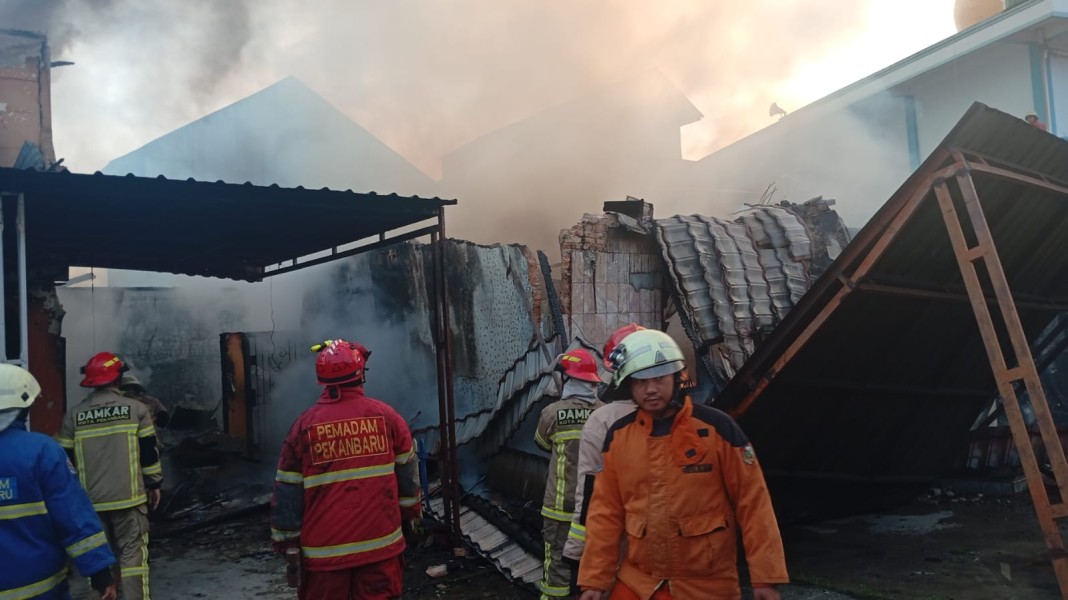 Si Jago Merah Hanguskan 2 Rumah di Pekanbaru, 7 Mobil Damkar Diturunkan