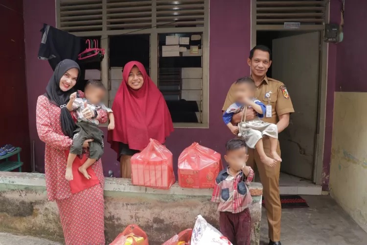 Kepala Dinas Perkim Pekanbaru Beri Bantuan ke Anak Stunting