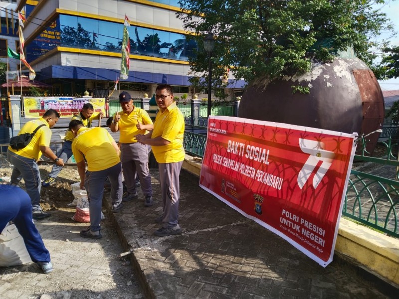 Sempena Hari Bhayangkara Ke-77, Polsek Senapelan Bhakti Sosial di Masjid Raya