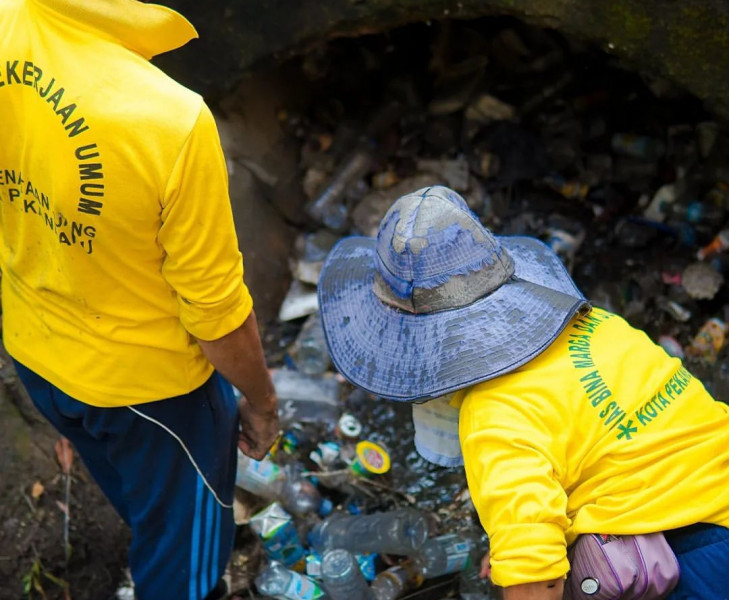 Dinas PUPR Pekanbaru Bersihkan Drainase Jalan Cut Nyak Dien