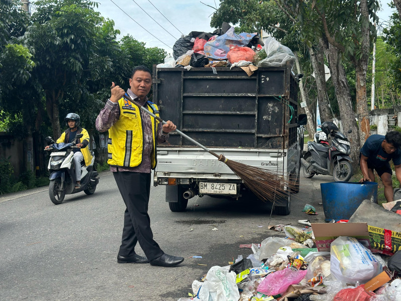Goro Massal, Wawako Pekanbaru Turun Sapu Jalan Bersihkan Sampah