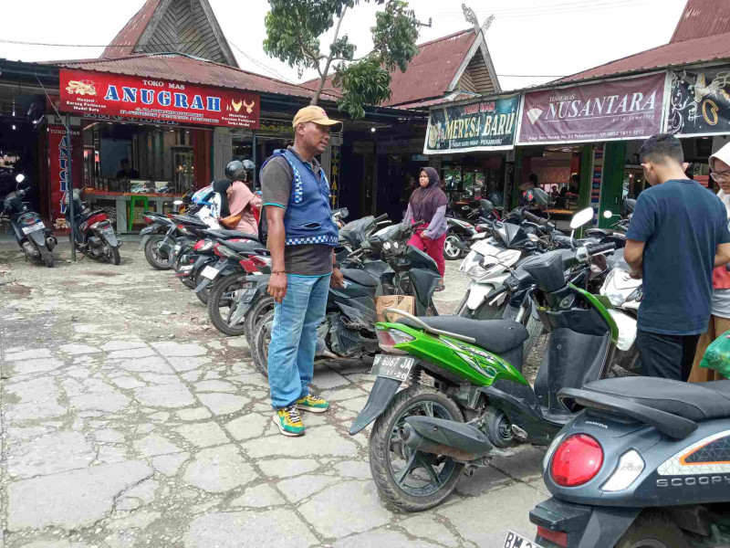 Tarif Parkir di Pasar Tradisional Resmi Turun Rp.1000