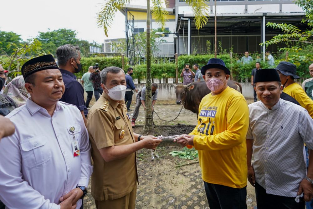 Dihadiri Gubernur, PWI Riau Sembelih 7 Hewan Kurban