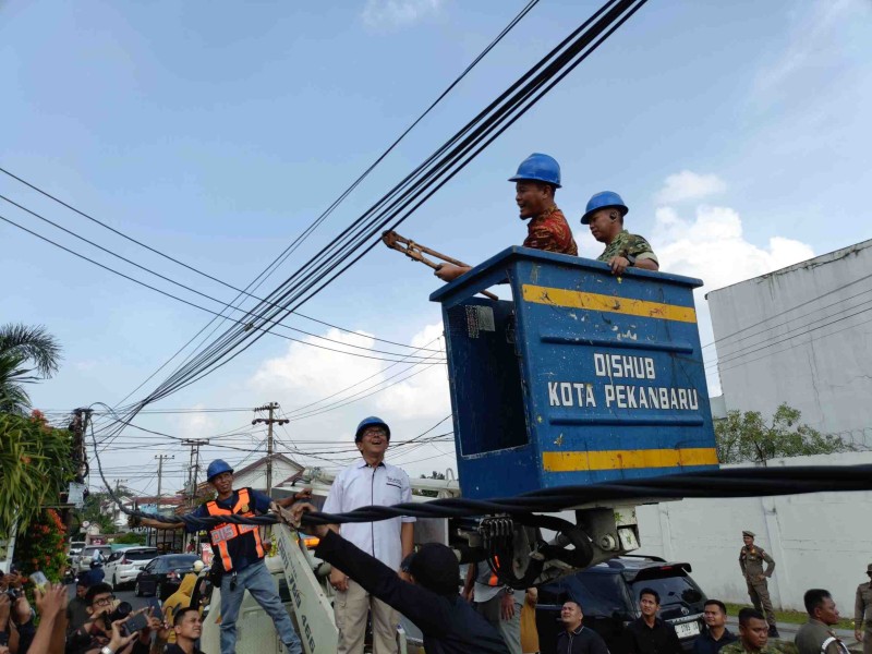 Wako Agung Turun Langsung Tertibkan Kabel Jaringan Semrawut di Jalanan Pekanbaru