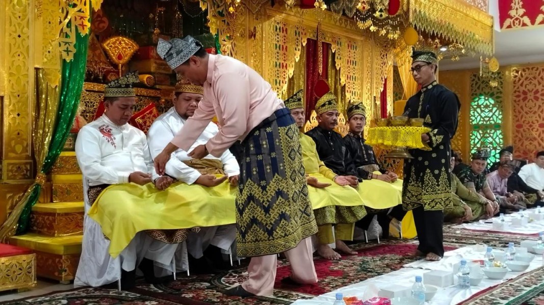 Pimpinan dan Anggota DPRD Jalani Tepuk Tepung Tawar LAMR