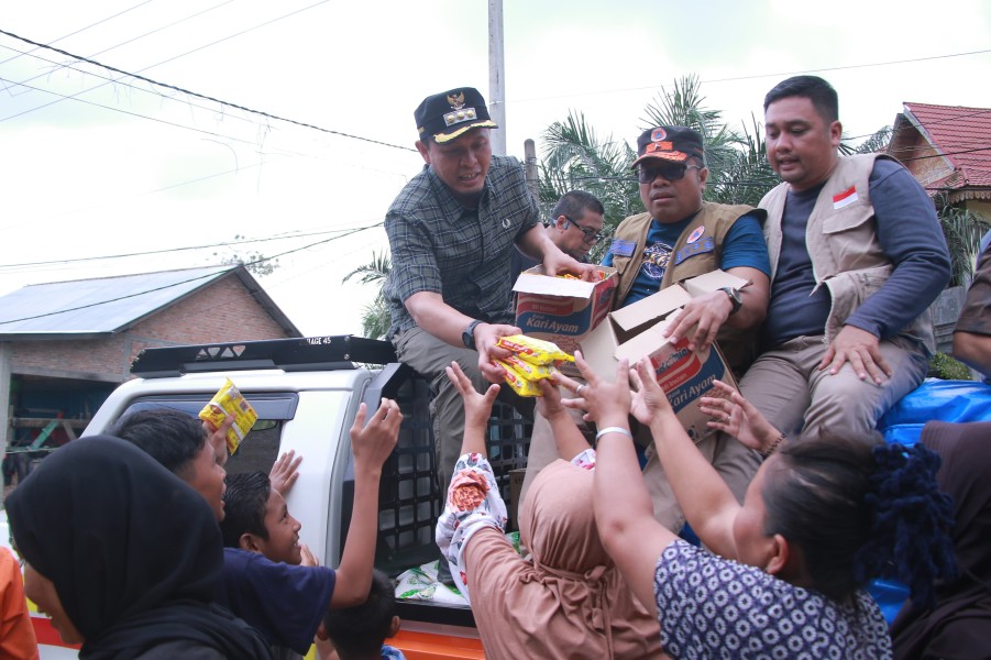 Walikota Pekanbaru Salurkan Langsung Bantuan Sembako ke Dapur Umum Pengungsian Banjir