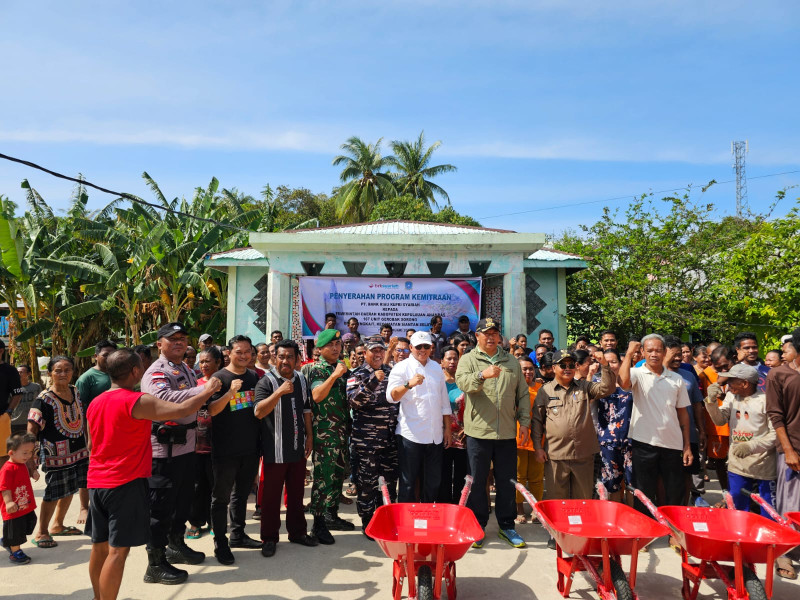 BRK Syariah Beri Bantuan CSR ke Warga Desa Mengkait Anambas