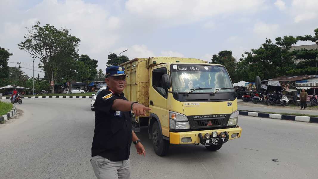 Melintas Dalam Kota, Puluhan Truk Tonase Besar Ditilang Petugas Gabungan