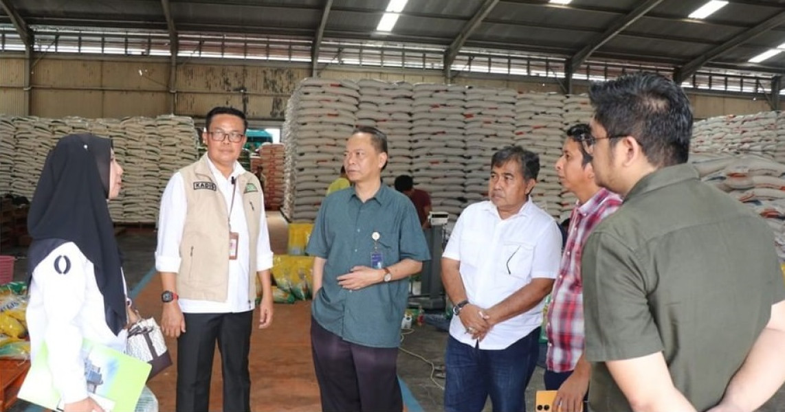 Pastikan Stok Cukup, DKP Pekanbaru Tinjau Gudang Bulog