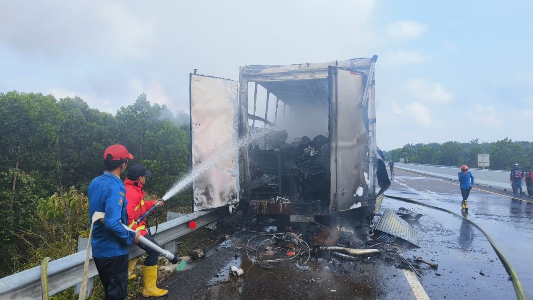 Truk Ekspedisi Terbakar di Tol Permai