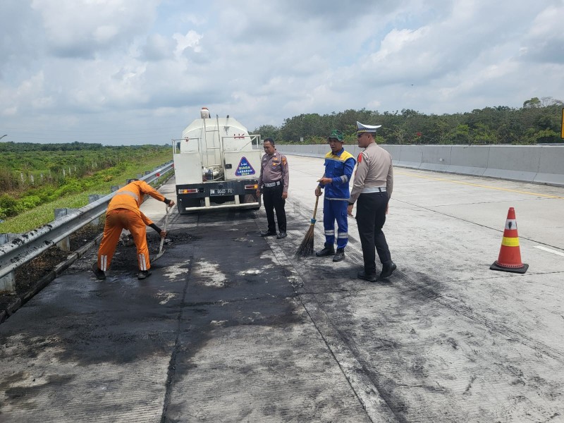 Diduga Akibat Korsleting, Pajero Sport Terbakar di Tol Pekanbaru - Bangkinang