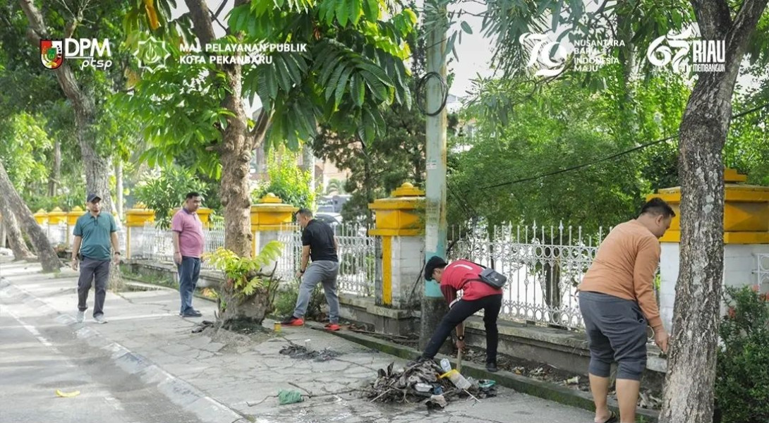 DPMPTSP Pekanbaru Gelar Gotong Royong Sambut HUT RI ke-79 di Komplek MPP