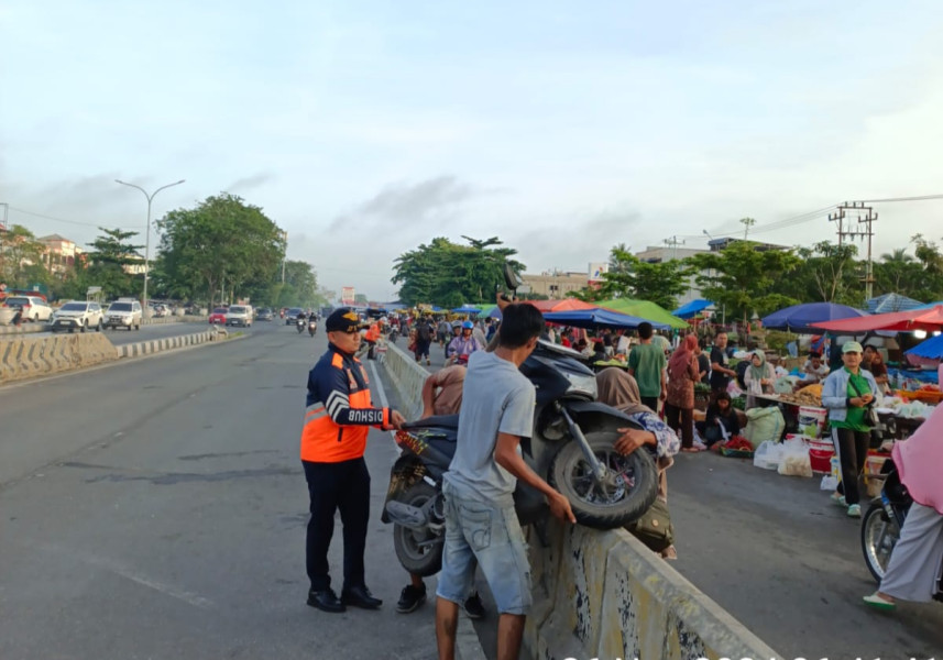 Jangan Parkir Sembarangan! Dishub Pekanbaru Kembali Tindak Kendaraan di Pasar Arengka