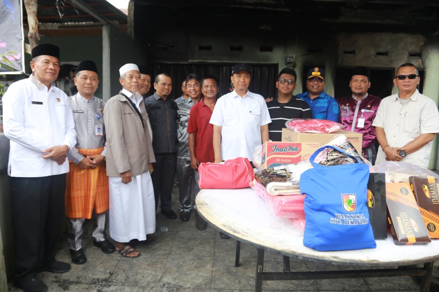 Wawako Pekanbaru Salurkan Bantuan ke Keluarga Korban Kebakaran Rumah di Kapau Sari