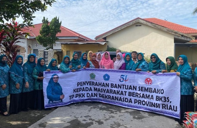 Camat Binawidya Bersama Ibu Gubernur Bagikan Sembako di Tobekgodang