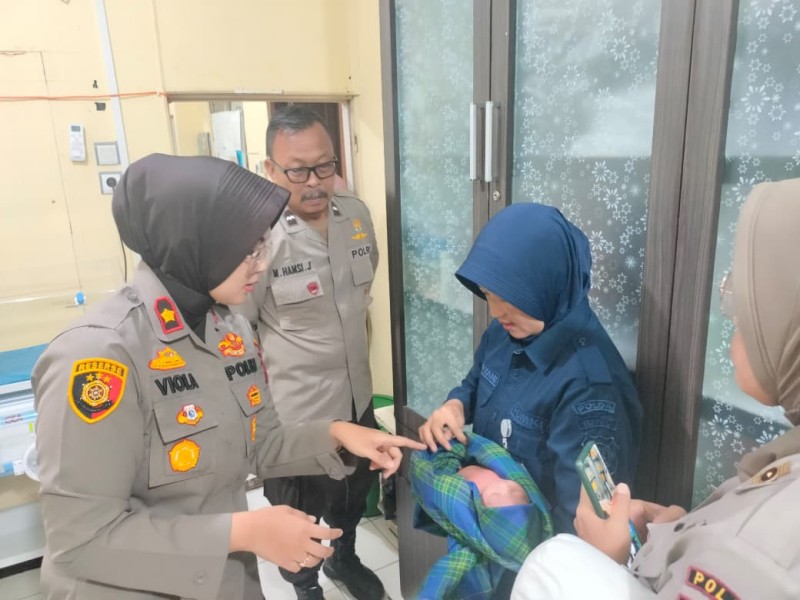 Miris!, Bayi Perempuan Umur Sehari Ditemukan di Samping Ruko