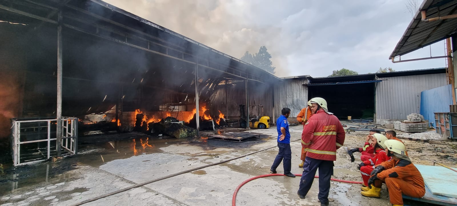 Api Menyala dari Mesin Penggiling Busa, Pabrik Spring Bed Terbakar