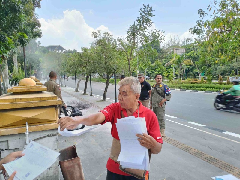 Tuntut Jatah Bansos, Pria Paruh Baya Bakar Ban Bekas di Depan MPP Pekanbaru