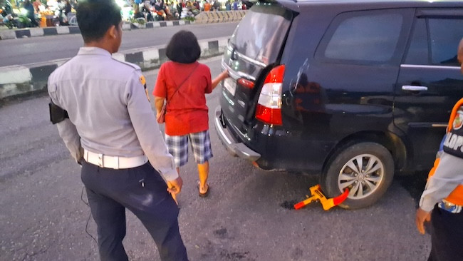 Dishub Pekanbaru Tindak Kendaraan Parkir Sembarangan di Pasar Arengka