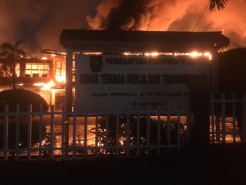 Diduga Akibat Korsleting Listrik, Kantor Disnakertrans Riau Terbakar