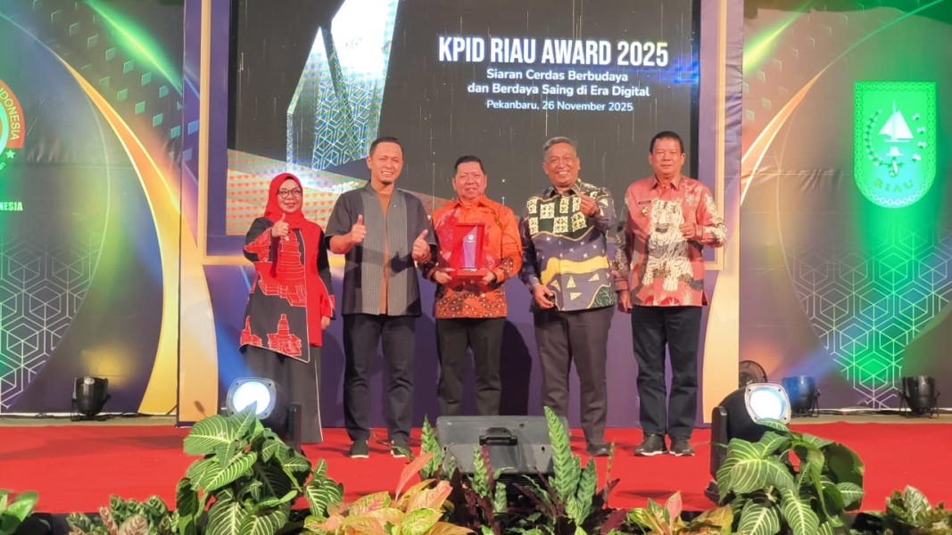 Wako Pekanbaru Raih Penghargaan Khusus Tokoh Inspiratif Penyiaran KPID Riau Award 2025