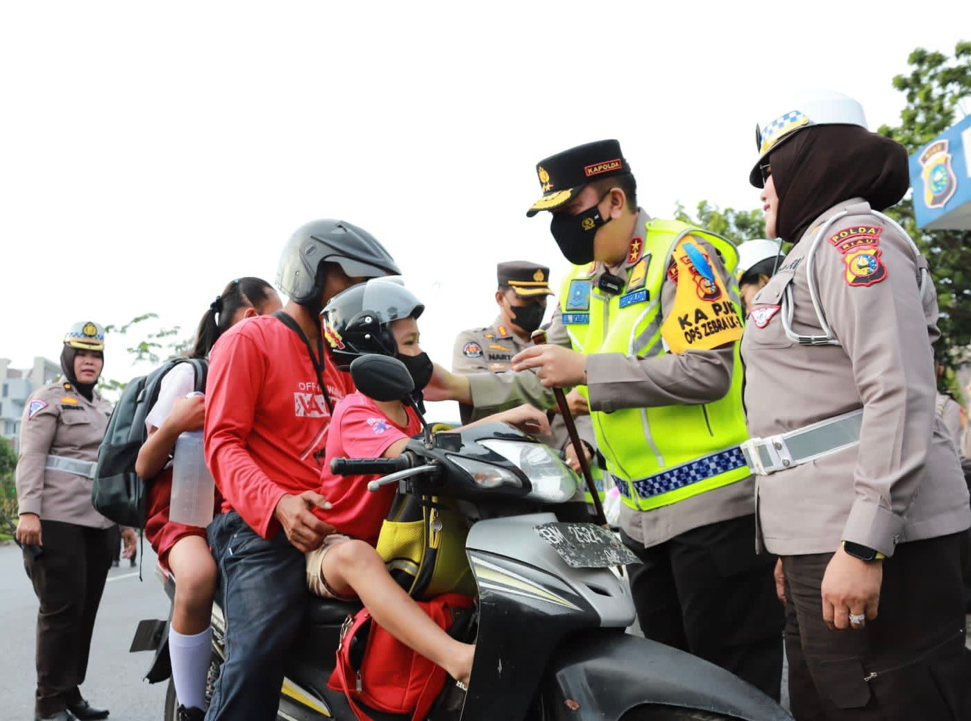 Operasi Zebra Lancang Kuning, Kapolda Riau Bagikan Helm ke Pengendara Motor