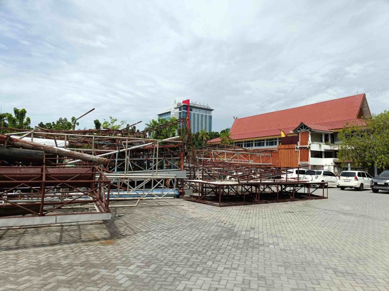 Siap-siap! Penertiban Tiang Reklame Ilegal di Pekanbaru Terus Berlanjut