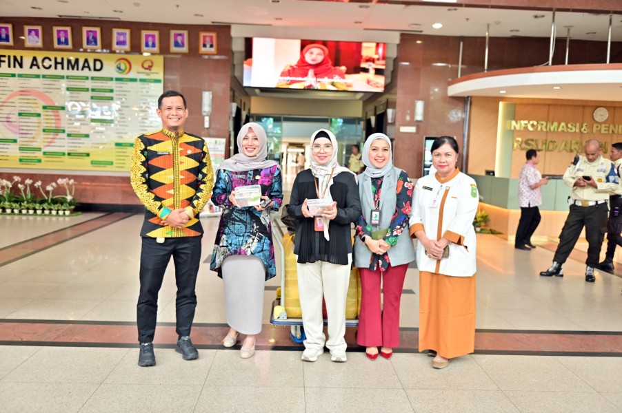 BRK Syariah Berbagi Takjil di Hari Pertama Ramadan untuk Pasien RSUD Arifin Achmad