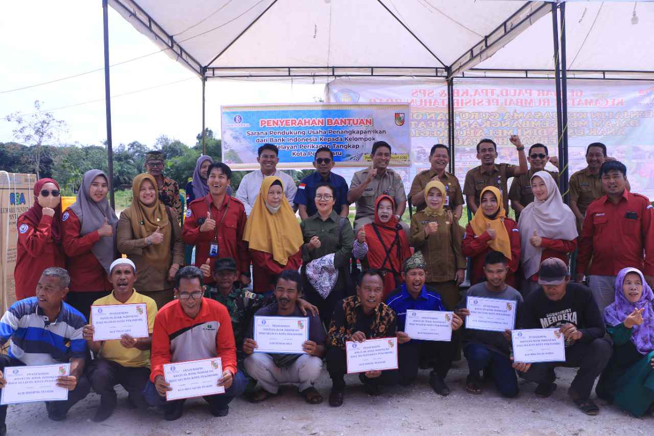 Distankan Pekanbaru Salurkan Bantuan Tempat Penyimpan Ikan ke Kelompok Nelayan