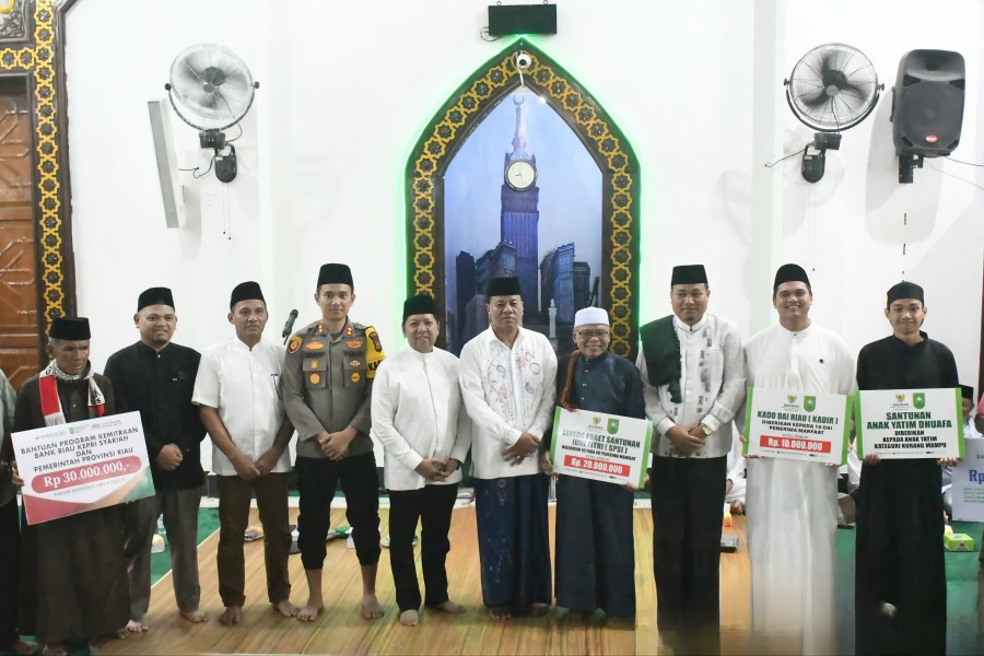 BRK Syariah Salurkan Bantuan untuk Masjid Ar-Raudhah dalam Safari Ramadan Pemprov Riau