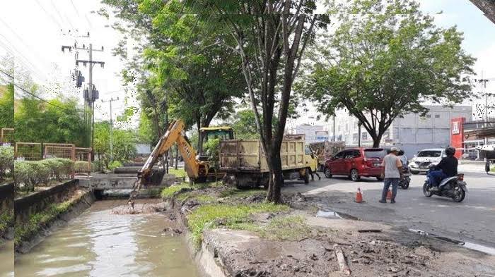 PUPR Keruk Endapan Lumpur di Jalan Riau
